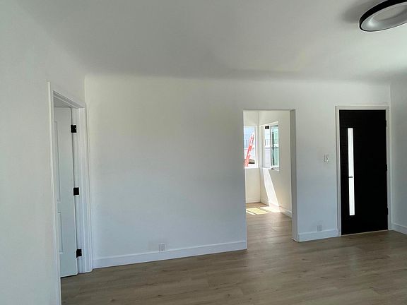 3rd image of 955 N Hicks Ave