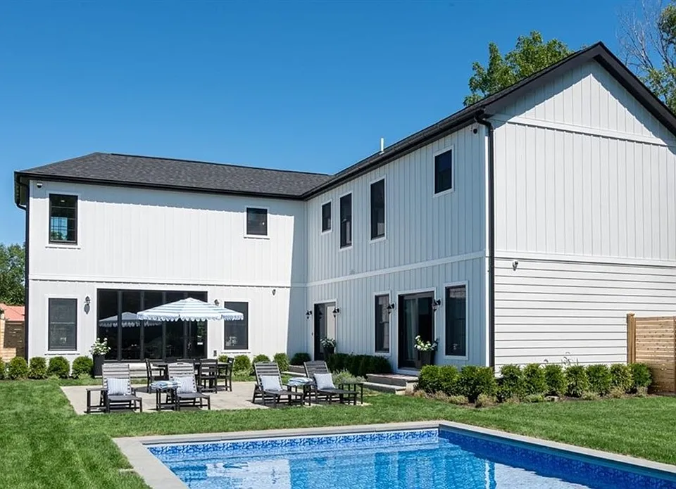 70 Arshamomaque Ave