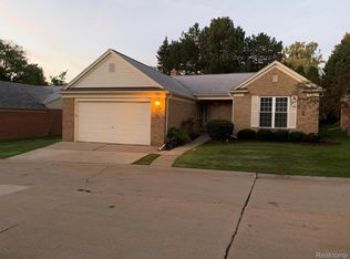 18846 Woods Dr W, Clinton Township, MI 48036