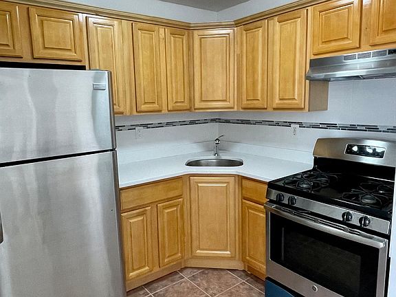 3rd image of 949 E 57th St Floor 1