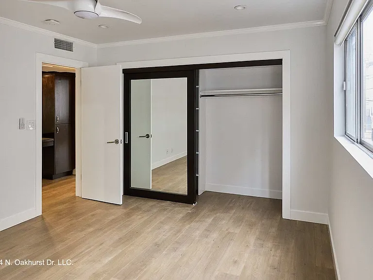 324 N Oakhurst Dr — Photo 11