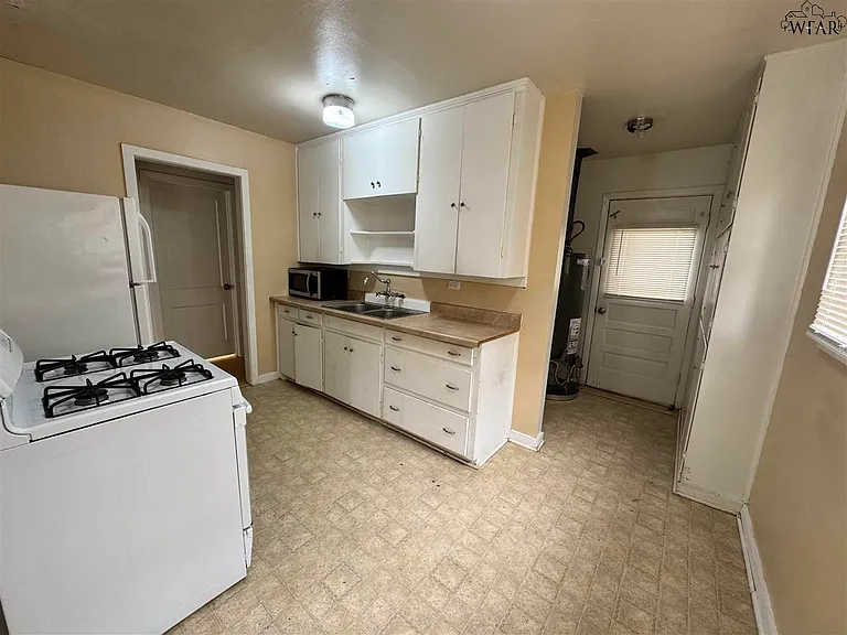 2841 Featherston Ave — Photo 4