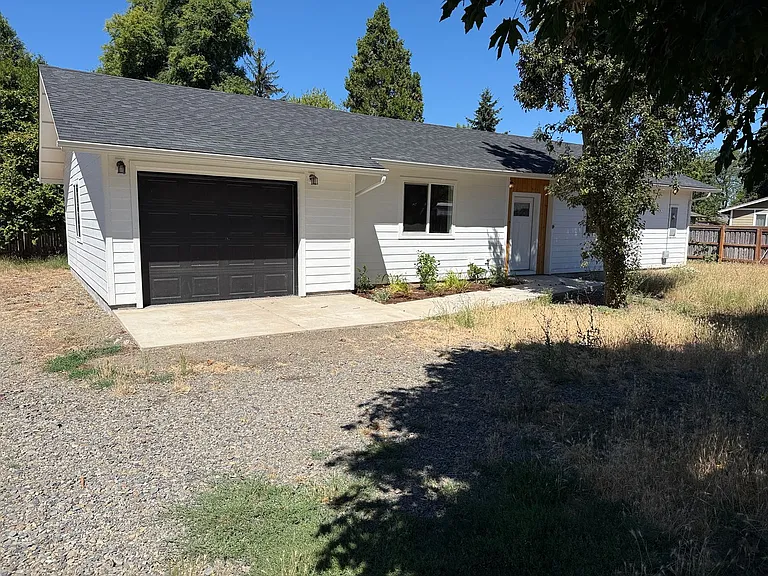 1246 Hughes St — Photo 2