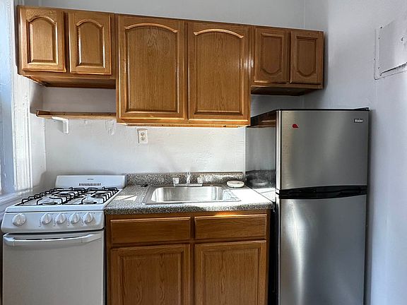 3rd image of 50 W 55th St APT 4R