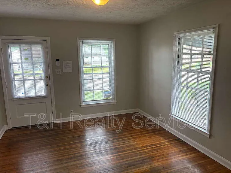 2106 E 46th St — Photo 6