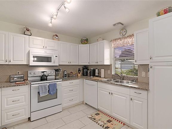 3rd image of 734 Vista Pl