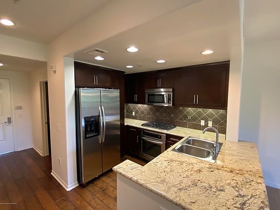 5th image of 931 E Walnut St Unit 311