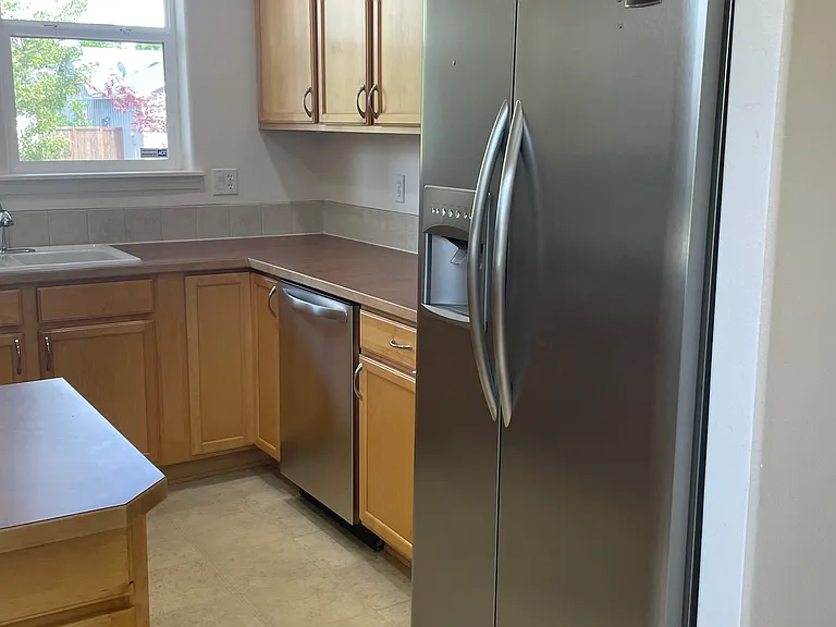 596 Cameron St NE — Photo 4