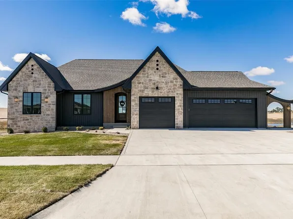 1425 Heartland St, Fairfax, IA 52228