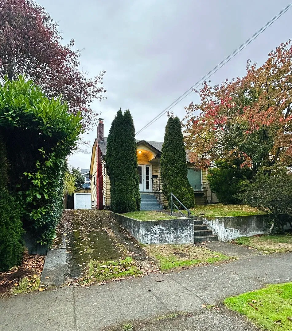 Spacious 5 Bedroom Cape Cod in Greenlake! — Photo 1