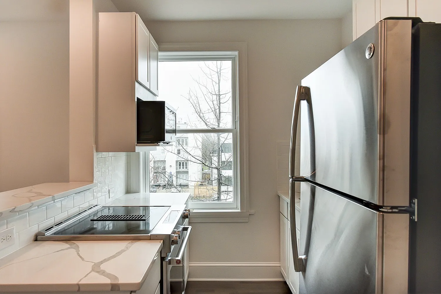 Newly Renovated Logan Circle One Bedroom One Bath With Washer/Dryer In Unit, Pets Welcomed!, Stai... — Photo 4