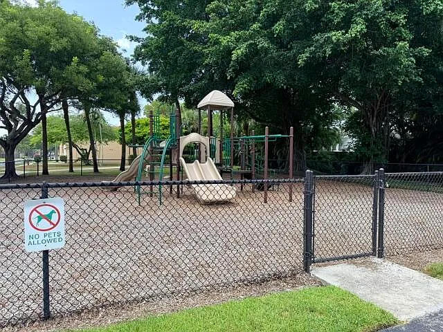 3 bed, 2.0 bath, 1461 sqft, $3,800 — Photo 4