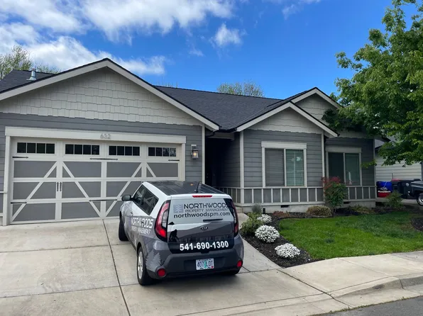 632 John Wayne Dr, Central Point, OR 97502