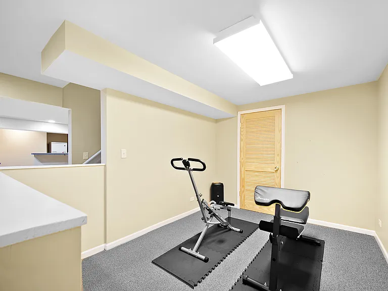 1044 Oakhill Dr — Photo 30
