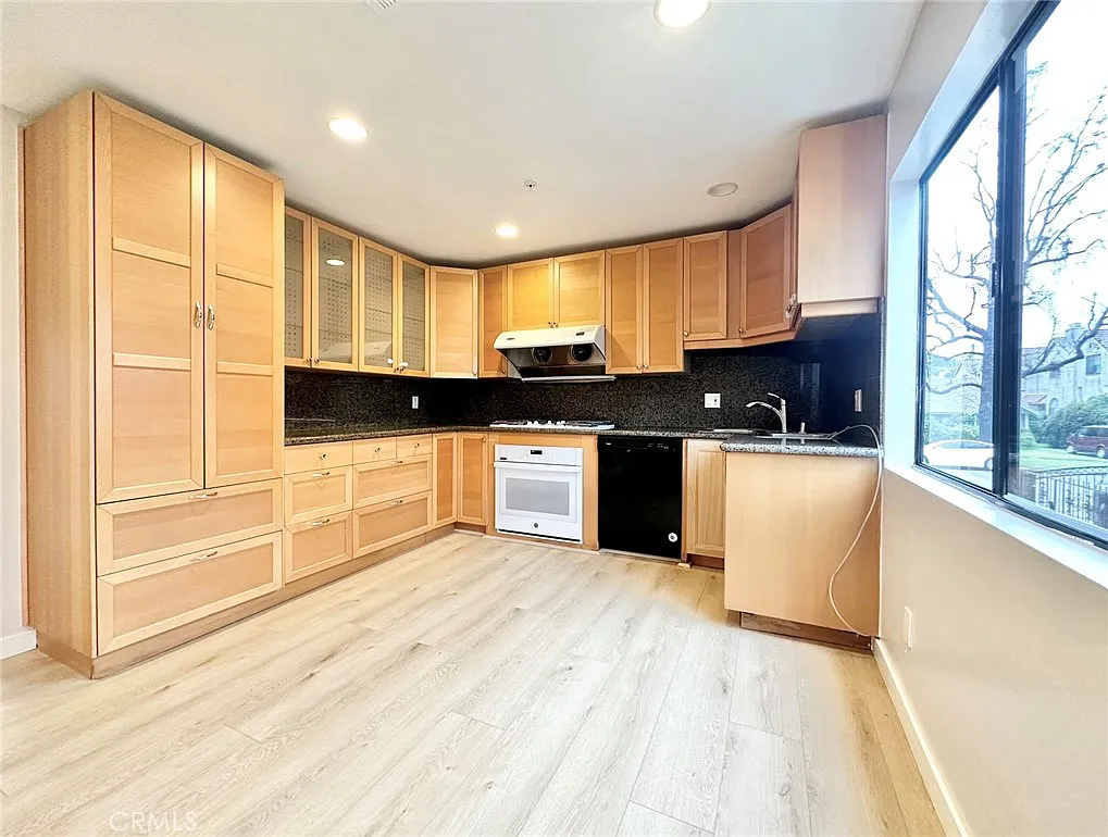 3 bed, 2.5 bath, 1275 sqft, $3,200 — Photo 1