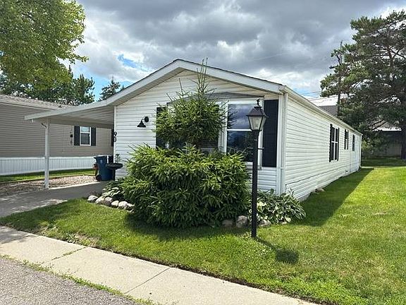 2nd image of 90 Bobolink St