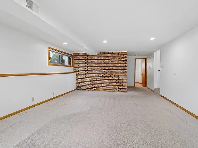 324 Mission Ave — Photo 5