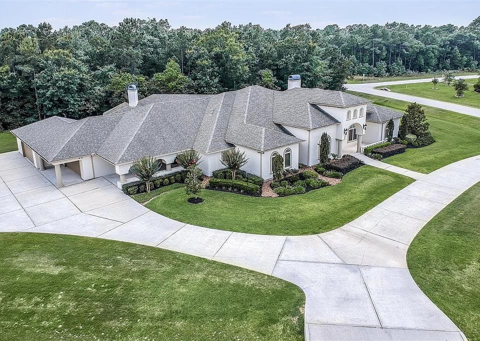 AMAZING HOME! This property was the original Builders personal home and he thought of everything! Located in Benders Landing Estates this 1 acre property should be at the top of your list.