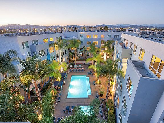 Welcome to 5550 Wilshire at Miracle Mile by Windsor, a boutique living experience in the heart of LA