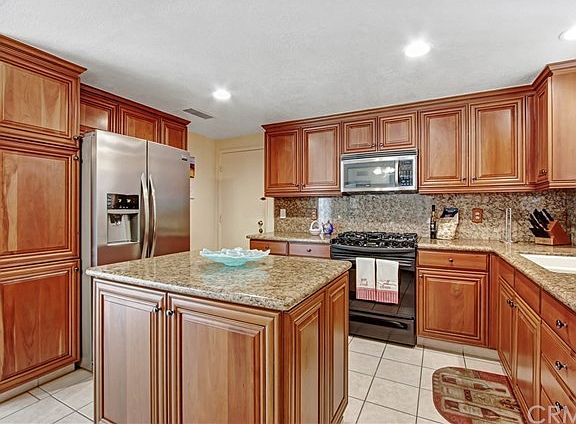 Kitchen wit custom cabinets and granite counter tops