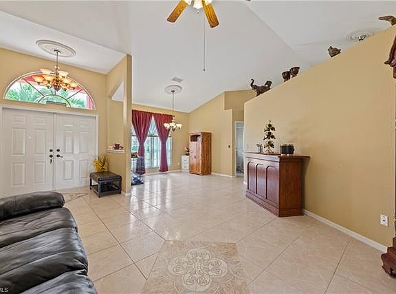 4th image of 922 SE 20th Ct