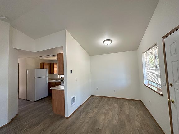 3rd image of 611 Grant Ave