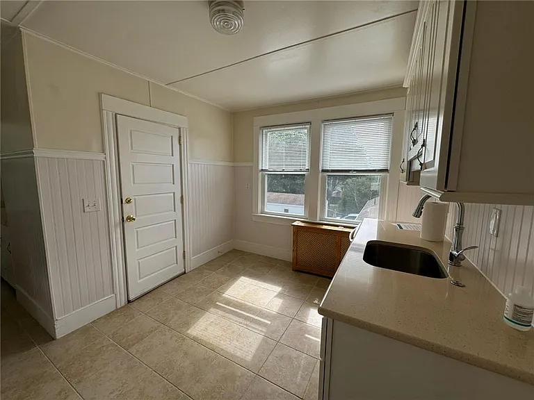 15 Freeborn St #2 — Photo 4