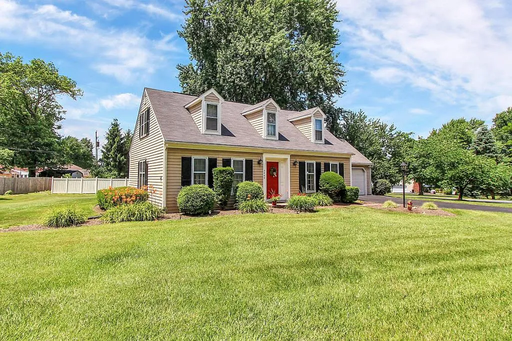 3065 Kings Ln photo 1