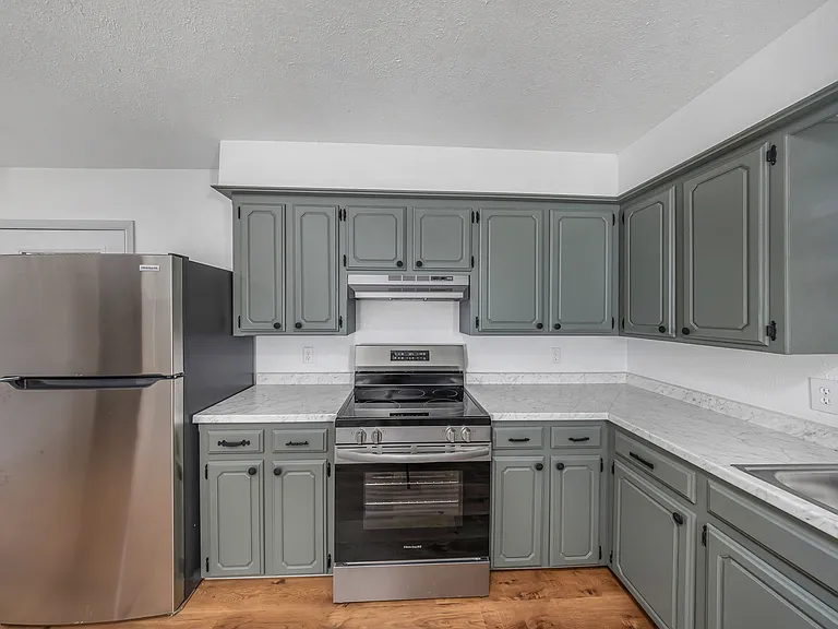 305 NE Angus St — Photo 4