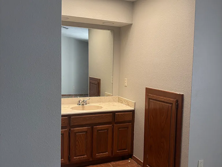13727 Fairhill Ave — Photo 3