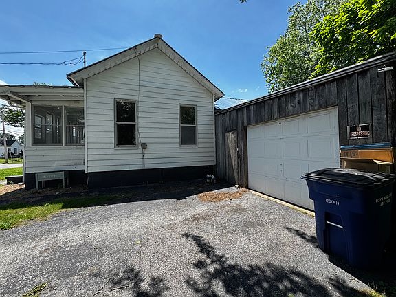 3rd image of 545 N Division St