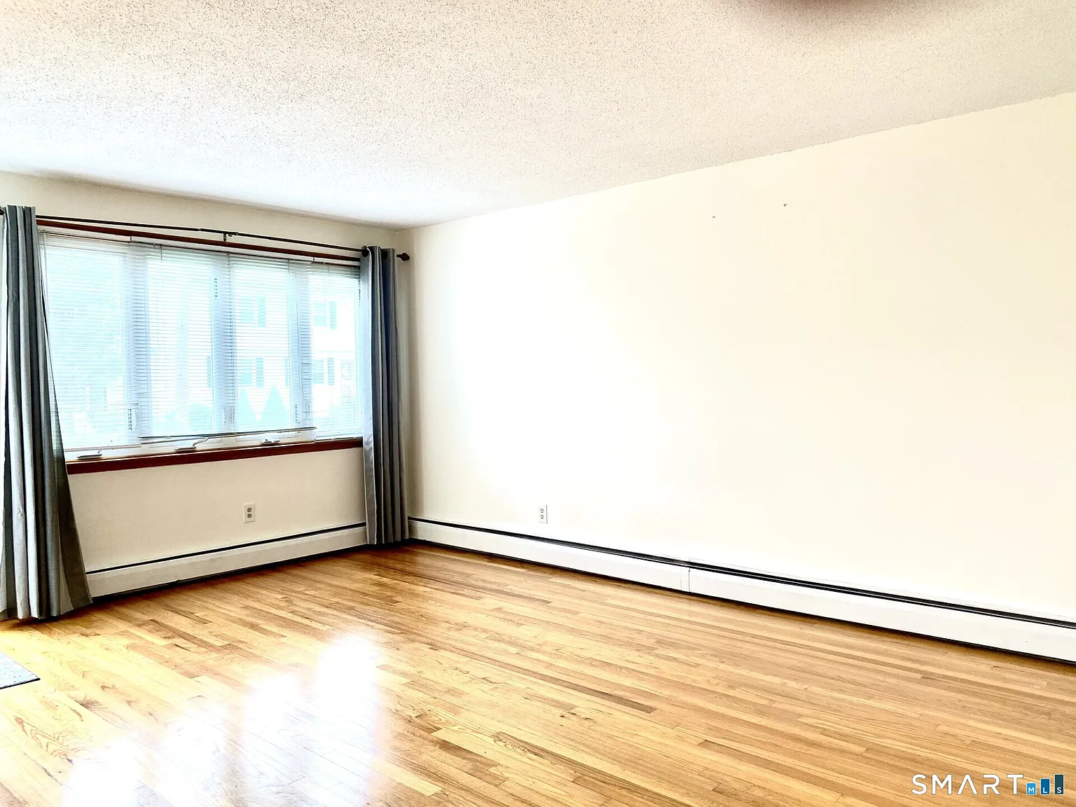 3 bed, 1.0 bath, 1196 sqft, $1,800 — Photo 2
