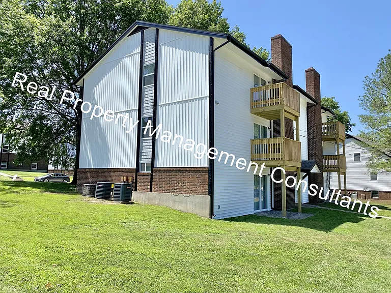 2201 Twin Oaks Dr — Photo 2
