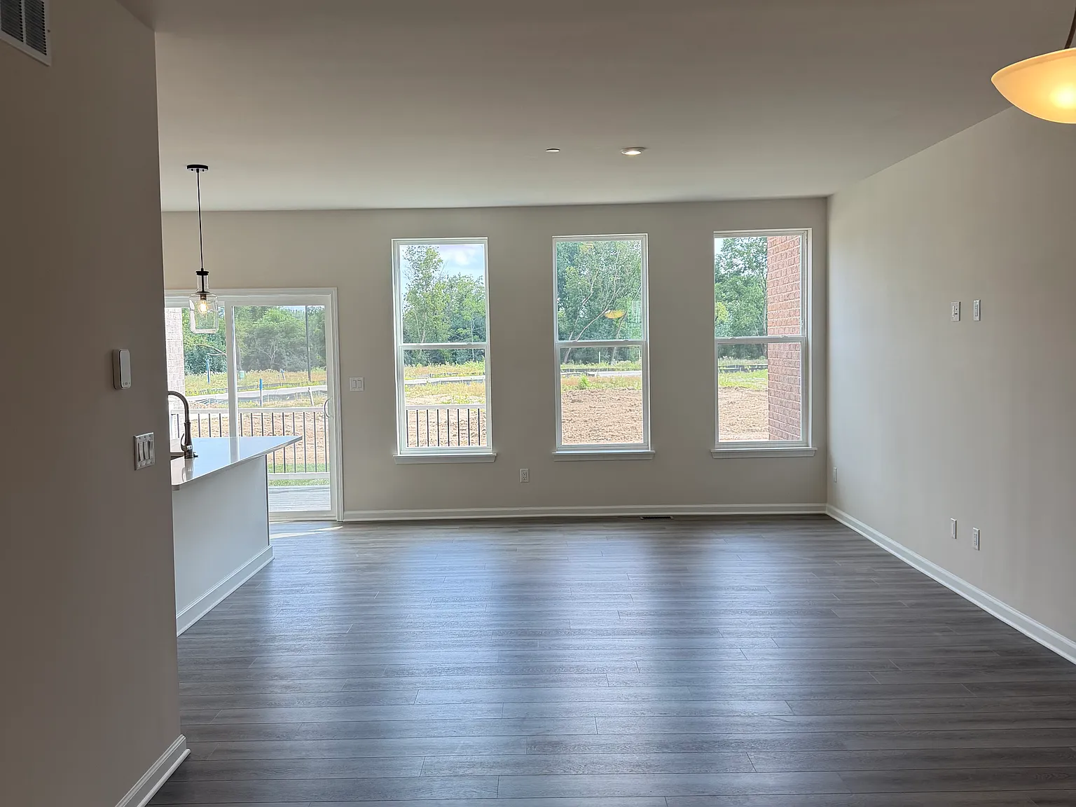 3 bed, 2.5 bath, 1904 sqft, $4,200 — Photo 3