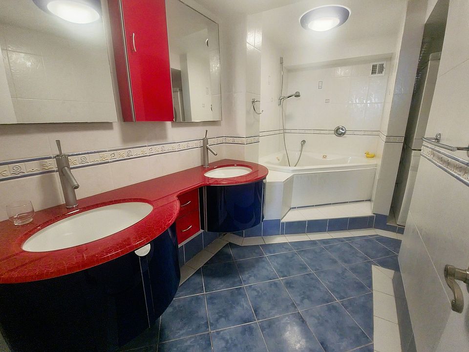 Master Bath w/Jacuzzi