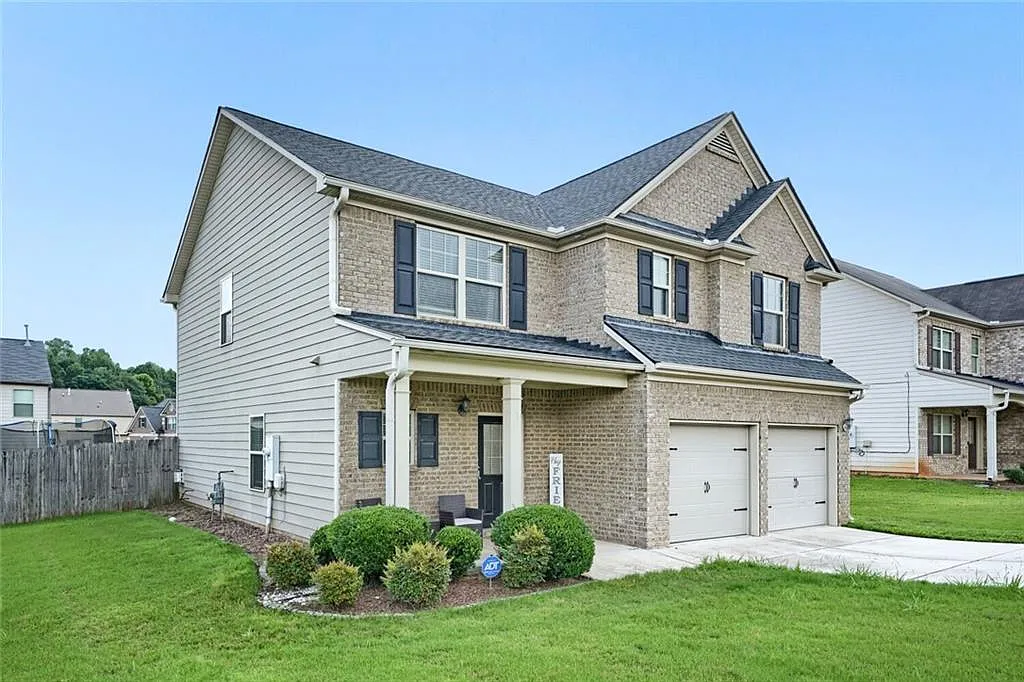 4 bed, 2.5 bath, 2176 sqft, $2,395 — Photo 2