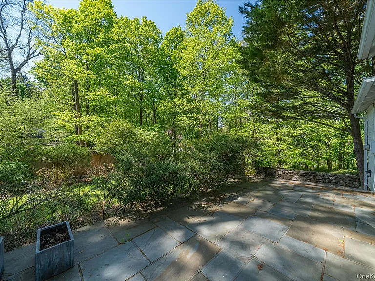 105 Douglas Rd — Photo 16