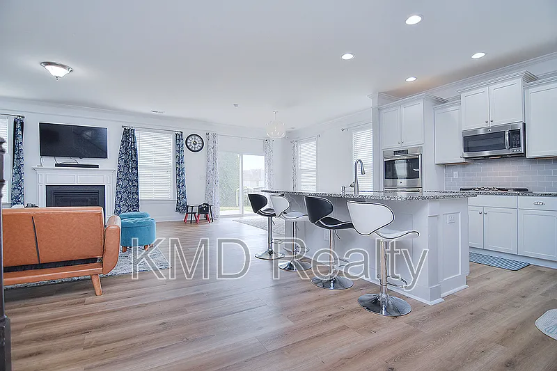 5 bed, 3.0 bath, 3221 sqft, $2,950 — Photo 3