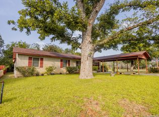 712 Dove Ave, Devine, TX 78016