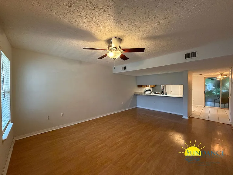2404 Suwanee Ln — Photo 2
