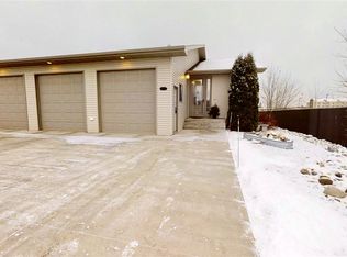 525 34th Ave SW UNIT E, Minot, ND 58701