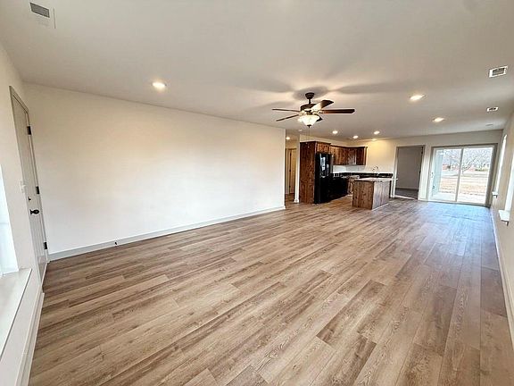 4th image of 1803 S Elm St