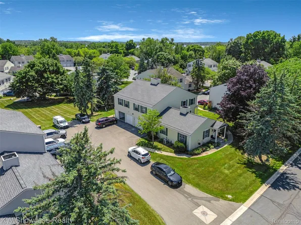 1424 Harbor Dr, Walled Lake, MI 48390