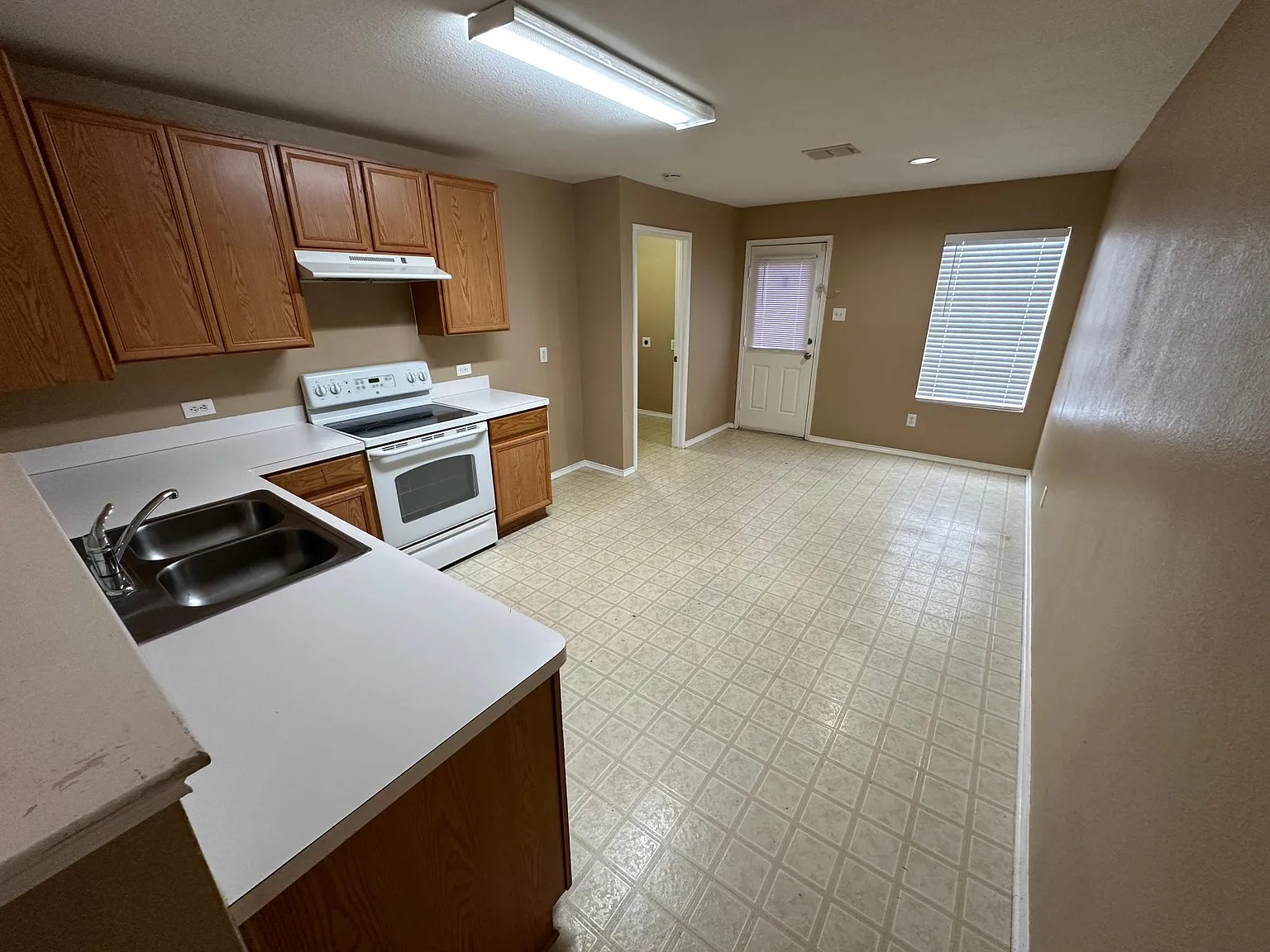 2 bed, 1.5 bath, 1030 sqft, $1,545 — Photo 3