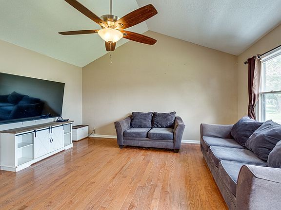 5th image of 2019 Sugartree Dr