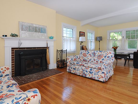 3rd image of 76 Franklin Ave