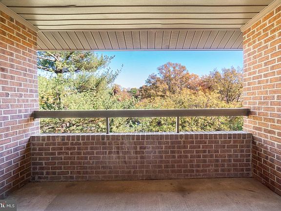 5th image of 11309 Commonwealth Dr APT 302