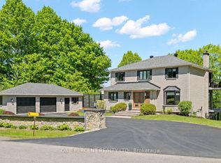 975 Fieldown St, Ottawa, ON K4C1B9