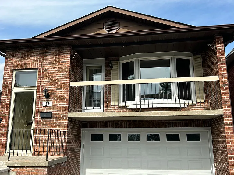 17 Ashburn Cres #UPPER — Photo 1
