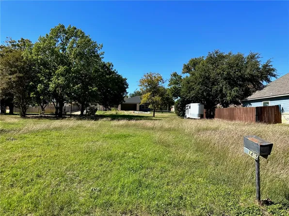 1405 N Davis St, West, TX 76691